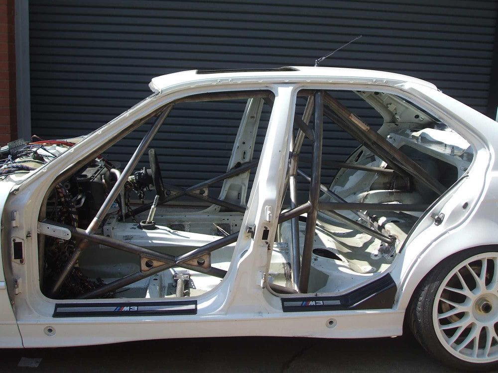 kit de jaula de seguridad multipunto T45 Step 2 internacional de 4 puertas BMW E36. Certificado por la FIA