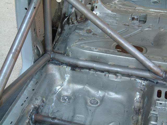 Kit de jaula antivuelco multipunto internacional T45 para Volkswagen Golf Mk4. Certificado por la FIA.