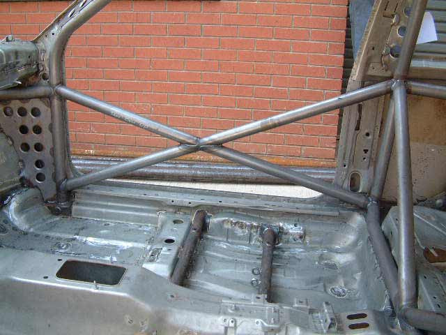 Kit de jaula antivuelco multipunto internacional T45 para Volkswagen Golf Mk4. Certificado por la FIA.