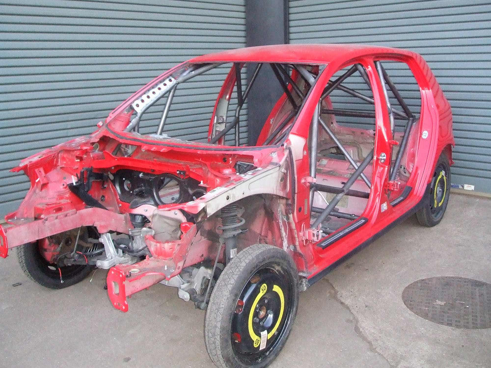 Kit de jaula antivuelco multipunto internacional T45 para Volkswagen Golf Mk5. Certificado por la FIA.