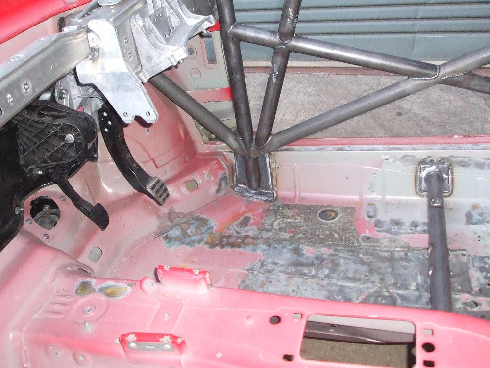 Kit de jaula antivuelco multipunto internacional T45 para Volkswagen Golf Mk5. Certificado por la FIA.